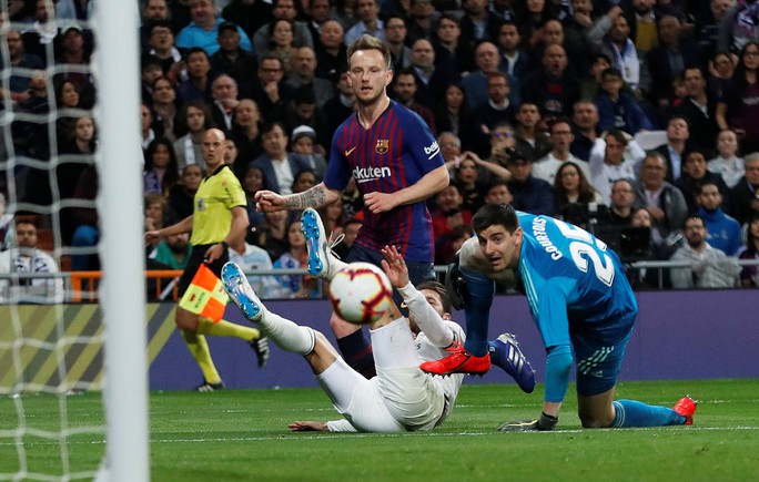 Real Madrid nhận hat-trick thất bại siêu kinh điển, Barcelona bay cao ở Bernabeu - Ảnh 3.