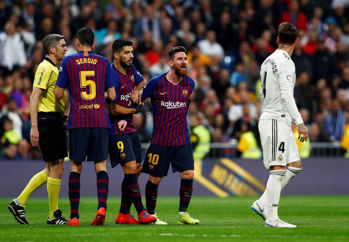 Real Madrid nhận hat-trick thất bại siêu kinh điển, Barcelona bay cao ở Bernabeu - Ảnh 4.