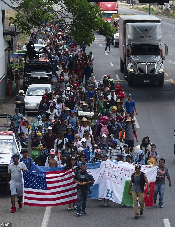 “Mẹ” của các đoàn người di cư sắp đến Mexico, Mỹ dọa đóng cửa biên giới - Ảnh 1.