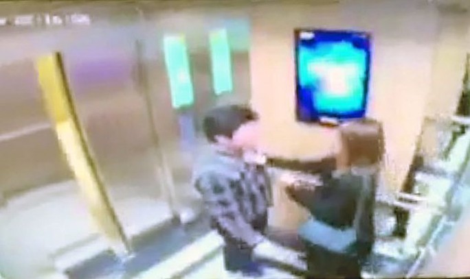 Vụ nữ sinh viên bị cưỡng hôn trong thang máy: 2 bên cùng tới công an giải quyết - Ảnh 1.