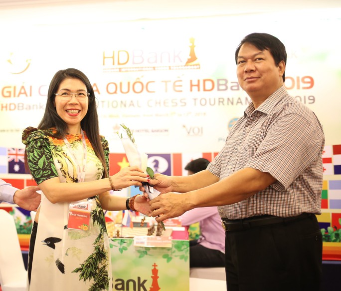 Hoa và sôcôla cho các nữ kỳ thủ, thần đồng 13 tuổi dẫn đầu HDBank - Ảnh 1.