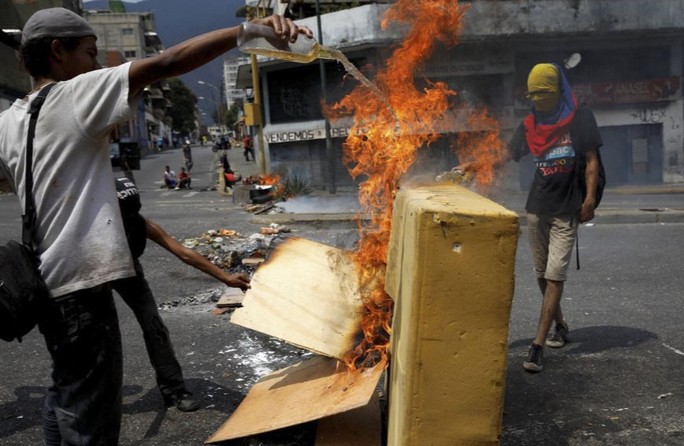 Venezuela: Người dân phóng hỏa gần dinh tổng thống vì mất điện - Ảnh 3.