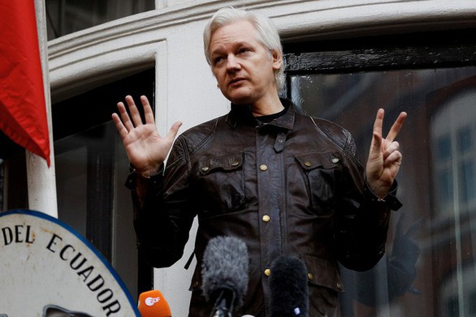 Nhà sáng lập Wikileaks la hét khi bị khiêng ra khỏi Đại sứ quán Ecuador - Ảnh 1.