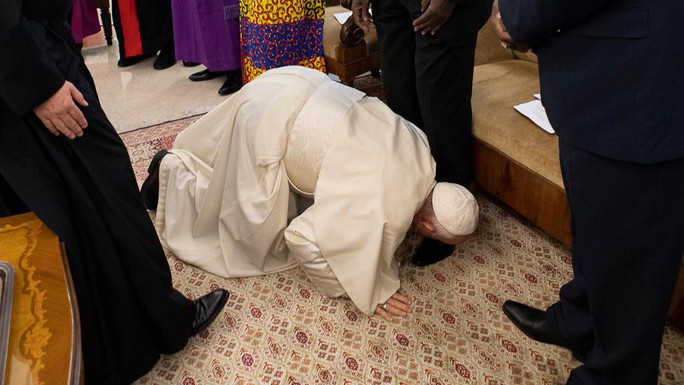 Giáo hoàng Francis quỳ gối hôn chân các lãnh đạo Nam Sudan - Ảnh 2.