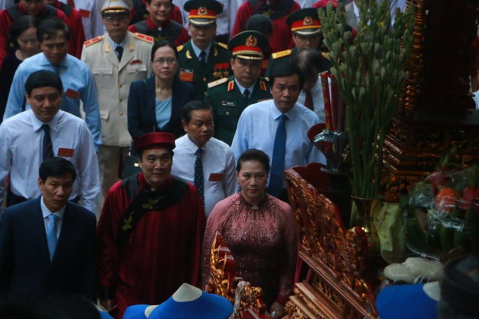 Chủ tịch Quốc hội Nguyễn Thị Kim Ngân dâng hương các Vua Hùng - Ảnh 9.