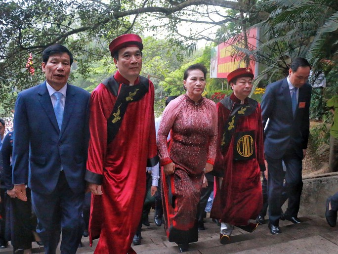 Chủ tịch Quốc hội Nguyễn Thị Kim Ngân dâng hương các Vua Hùng - Ảnh 1.