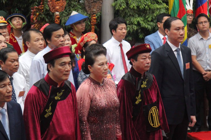 Chủ tịch Quốc hội Nguyễn Thị Kim Ngân dâng hương các Vua Hùng - Ảnh 8.