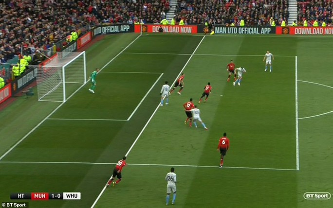 Phil Jones đổ máu, Pogba thăng hoa với cú đúp phạt đền  - Ảnh 3.