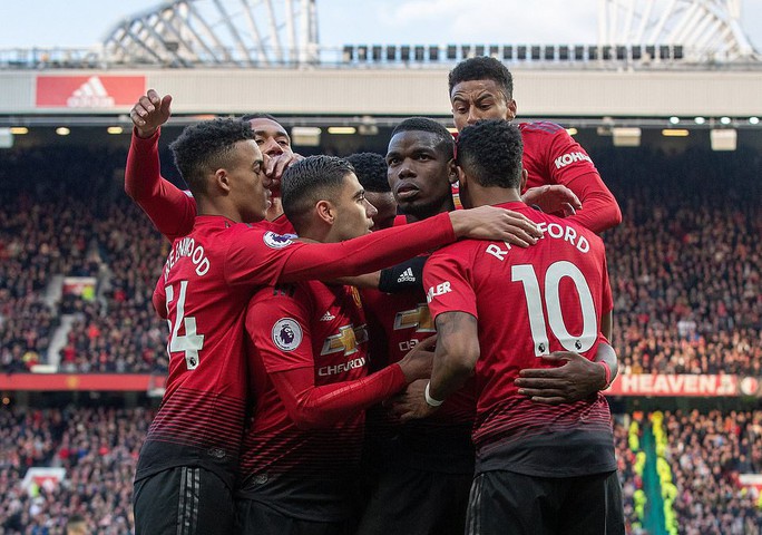 Phil Jones đổ máu, Pogba thăng hoa với cú đúp phạt đền  - Ảnh 4.