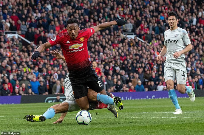 Phil Jones đổ máu, Pogba thăng hoa với cú đúp phạt đền  - Ảnh 6.