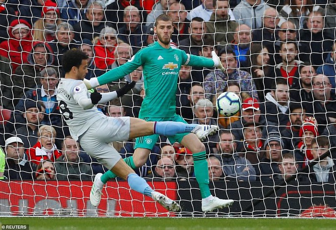 Phil Jones đổ máu, Pogba thăng hoa với cú đúp phạt đền  - Ảnh 2.