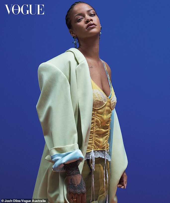 Rihanna đầy quyền lực trên tạp chí Vogue - Ảnh 4.