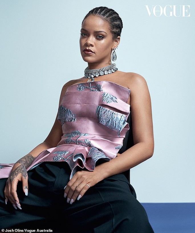 Rihanna đầy quyền lực trên tạp chí Vogue - Ảnh 2.