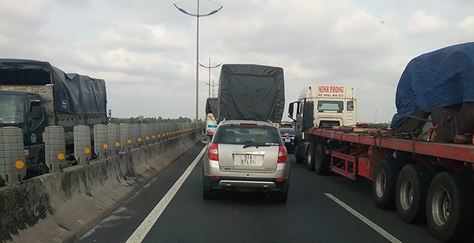 Đường cao tốc TP HCM - Trung Lương tê liệt thâu đêm - Ảnh 6.