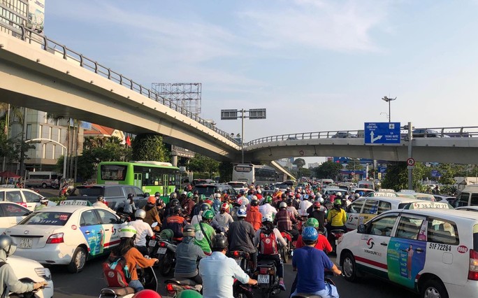 Dòng người rồng rắn đổ về bến xe, sân bay nghỉ lễ 30-4 và 1-5 - Ảnh 8.