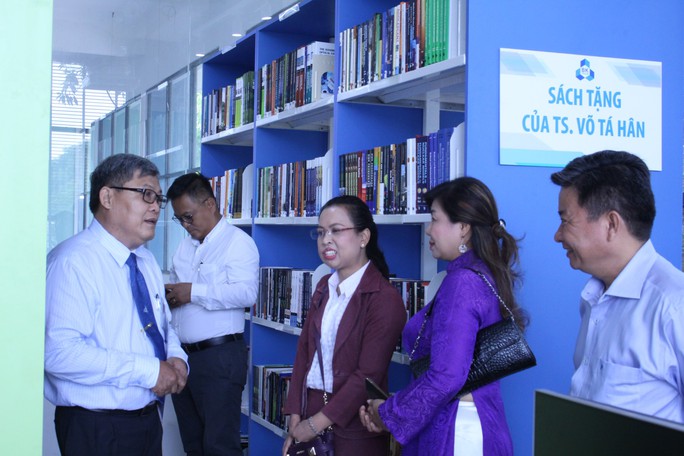 Tiến sĩ Võ Tá Hân tặng sinh viên hơn 1.300 cuốn sách - Ảnh 1.
