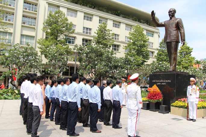 Lãnh đạo TP HCM dâng hương Chủ tịch Hồ Chí Minh - Ảnh 2.