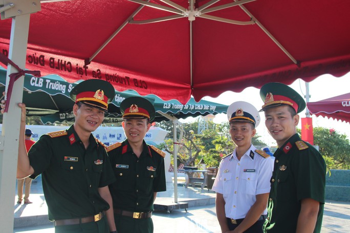 Đặc biệt lễ chào cờ ở Trường Sa của Việt kiều từ khắp nơi trên thế giới - Ảnh 21.
