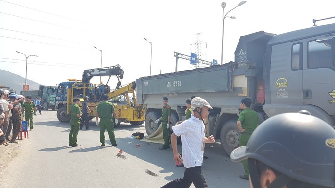 Đà Nẵng: Va chạm với xe ben, một phụ nữ đi trên xe tay ga chết thảm - Ảnh 2.