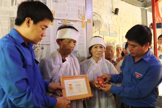 Truy tặng Huy hiệu Tuổi trẻ dũng cảm cho thanh niên hy sinh cứu 2 sinh viên đuối nước - Ảnh 1.