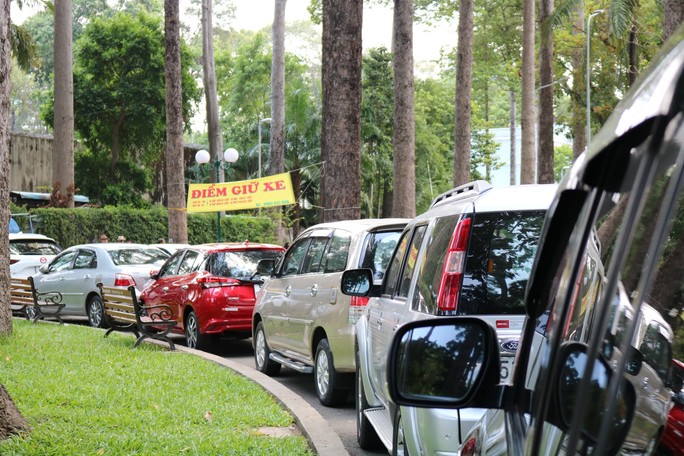 TP HCM: Lập hẳn bãi giữ ôtô tự phát trong công viên Tao Đàn và chặt chém? - Ảnh 1.