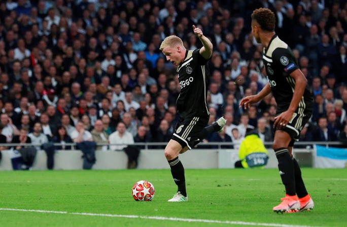 Van de Beek ký hợp đồng chính thức, fan Man United vỡ òa hạnh phúc - Ảnh 3.