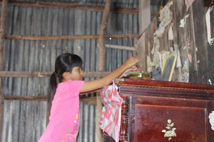 Nhói lòng bé gái rơi nước mắt khi được Báo Người Lao Động tặng nhà nhân ái - Ảnh 9.