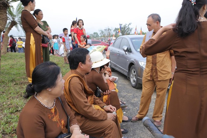 Hàng vạn người đổ về chùa Tam Chúc mừng đại lễ Phật đản Vesak 2019 - Ảnh 10.
