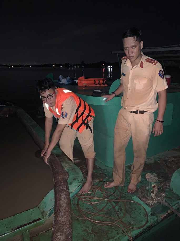 CSGT nổ súng bắt hai cát tặc âm mưu nhấn chìm sà lan trên sông Đồng Nai - Ảnh 1.