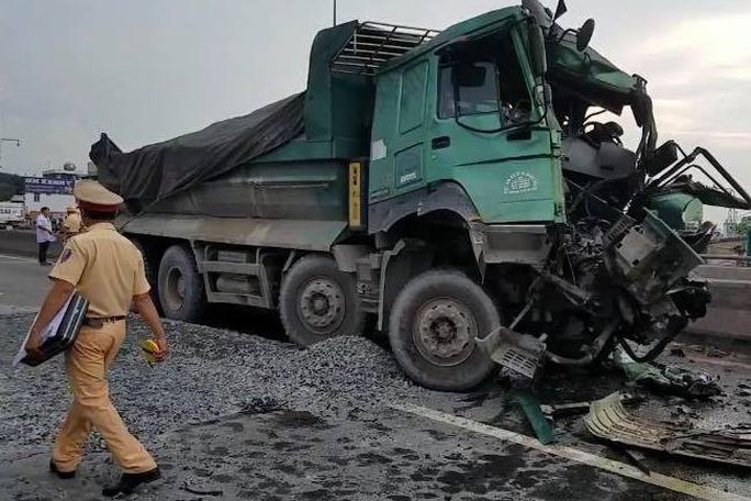 Tai nạn kinh hoàng giữa xe ben và xe tải trên cầu vượt An Sương - Ảnh 1.