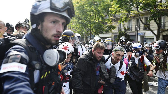 Hàng chục ngàn người biểu tình, Pháp chìm trong bạo loạn - Ảnh 3.
