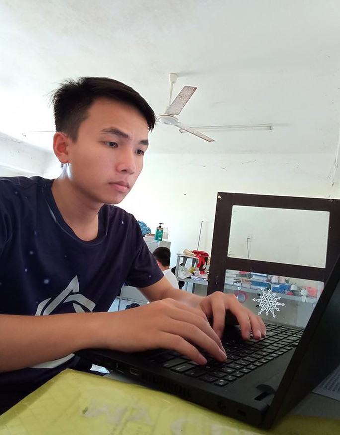 Nhiều học sinh giỏi cấp quốc gia tiếp tục đăng ký tuyển thẳng vào ĐH Duy Tân - Ảnh 2.