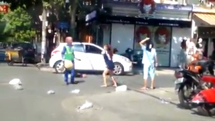 Chị lao công bị đánh vì nhắc nhở cô chủ shop áo quần vứt rác bừa bãi - Ảnh 2.