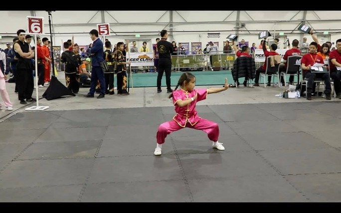 Nghệ sĩ Việt Hương vui mừng khi con gái đoạt giải thưởng wushu - Ảnh 1.