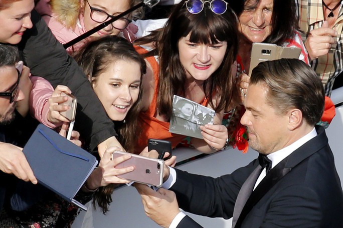 Leonardo DiCaprio, Brad Pitt lịch lãm trên thảm đỏ - Ảnh 1.