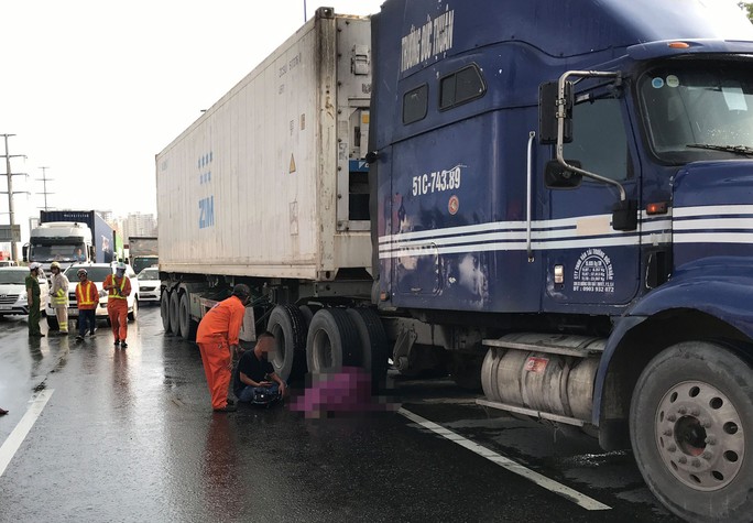 Chạy bộ qua đường, một Việt kiều bị xe container cán chết trên xa lộ Hà Nội - Ảnh 1.