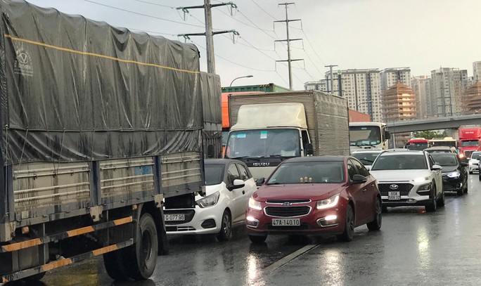 Chạy bộ qua đường, một Việt kiều bị xe container cán chết trên xa lộ Hà Nội - Ảnh 2.