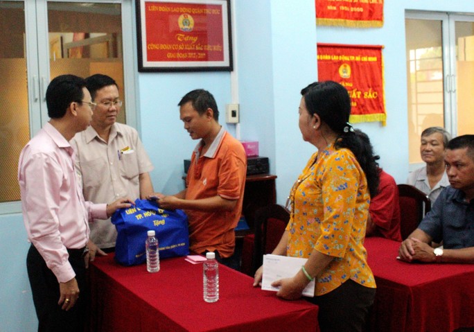 Động viên đoàn viên khó khăn, bị tai nạn lao động - Ảnh 2.
