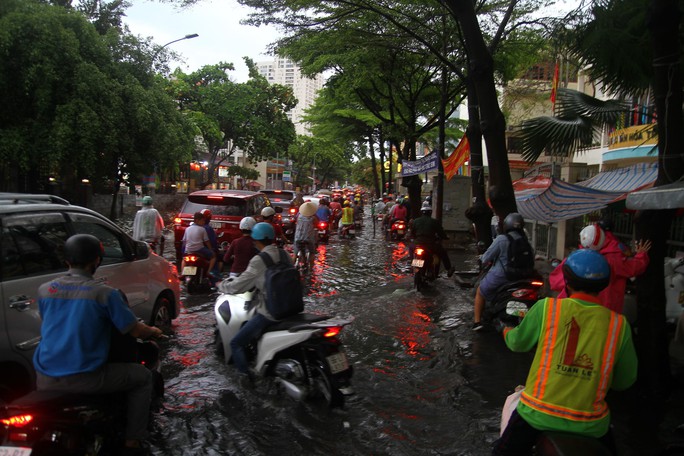 TP HCM ngập mênh mông, kẹt xe khắp nơi sau mưa lớn - Ảnh 6.