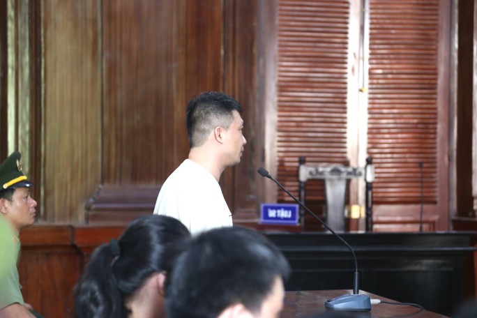 Văn Kính Dương thủ nhiều đồ chơi đối phó cơ quan chức năng - Ảnh 1.