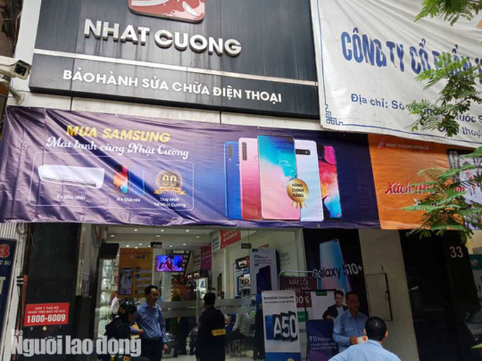 Cận cảnh Bộ Công an khám xét cửa hàng điện thoại Nhật Cường - Ảnh 7.