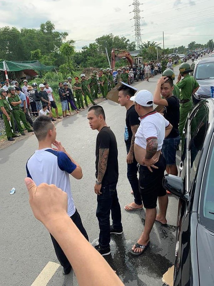 Vụ Giang hồ bao vây xe công an: Bắt người chủ doanh nghiệp gọi điện cho giang hồ - Ảnh 1.