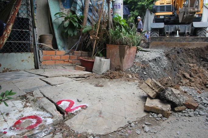 CLIP: Sụp lún nghiêm trọng trên đường Ba Đình, quận 8, TP HCM - Ảnh 3.