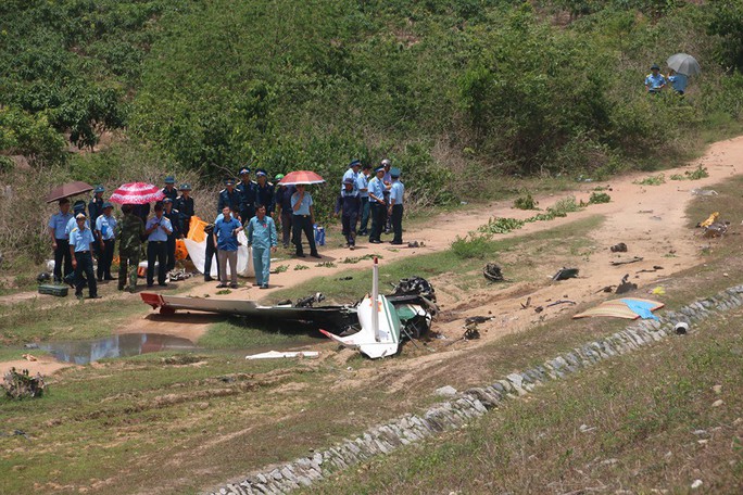 Cận cảnh rơi máy bay ở Khánh Hòa, 2 người tử nạn - Ảnh 6.