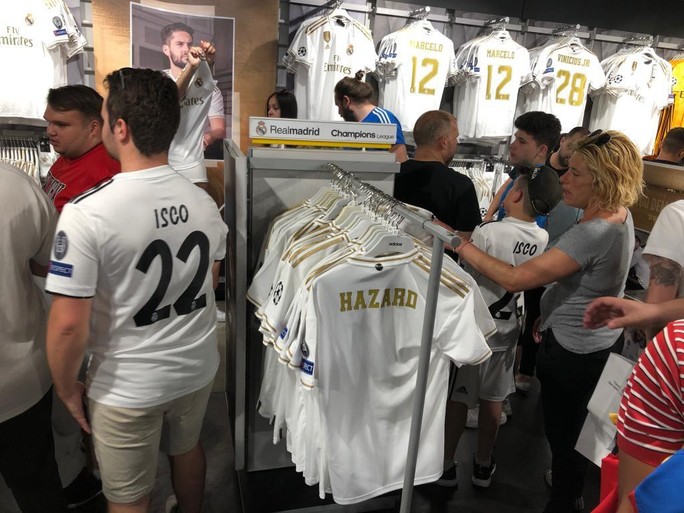 50.000 CĐV Real Madrid háo hức lễ ra mắt bom tấn Eden Hazard - Ảnh 7.