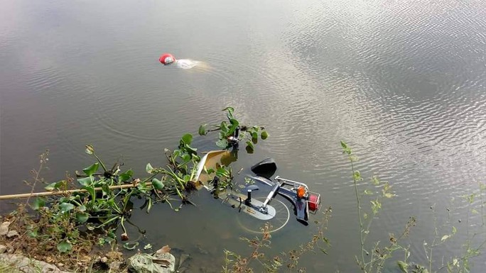 Bàng hoàng phát hiện thi thể đàn ông cùng xe máy nổi trên mặt hồ - Ảnh 1.