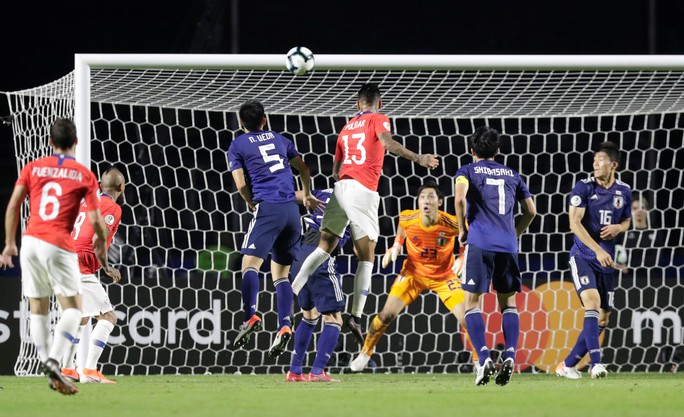 Vargas lập siêu phẩm bàn thắng, Chile đè bẹp Nhật Bản - Ảnh 3.