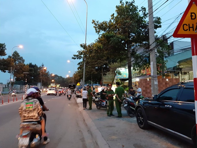 Vụ giang hồ vây công an: Đang khám xét nhà, công ty ông Nguyễn Tấn Lương - Ảnh 2.