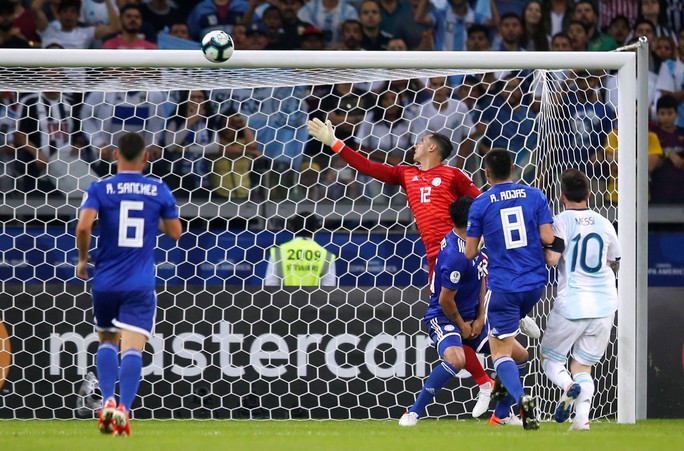 Messi ghi bàn, Argentina vẫn xếp chót bảng - Ảnh 3.
