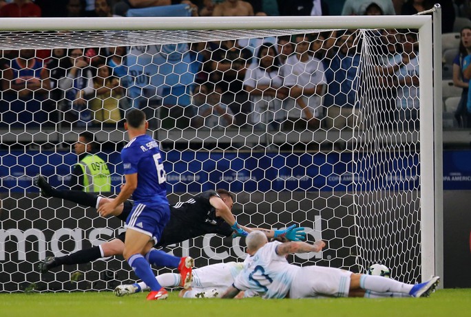 Messi ghi bàn, Argentina vẫn xếp chót bảng - Ảnh 2.